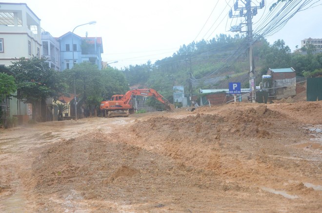 ບັນດາທ້ອງຖິ່ນມານະພະຍາຍາມປ້ອງກັນ ແລະ ຕ້ານພາຍຸນ້ຳຖ້ວມ